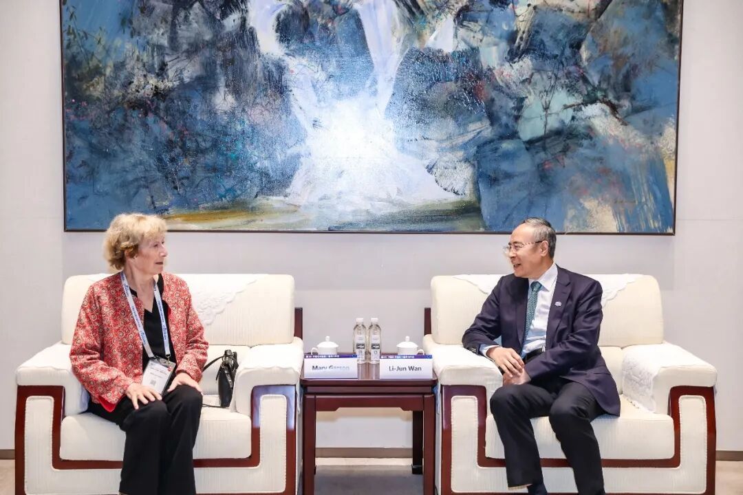 中国化学会理事长万立骏会见国际纯粹与应用化学联合会主席Mary Garson